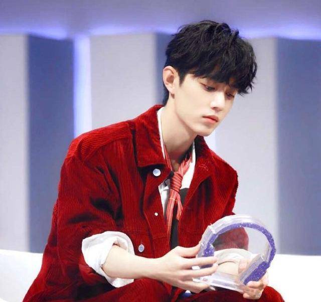 【太阳集团tyc】
肖战《光点》设计图抄袭？不能以为很像 就断定抄袭 等判定吧(图7)