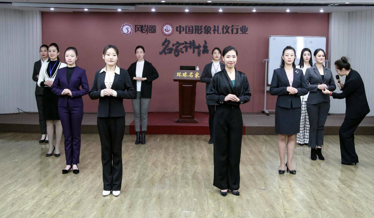 
北京的礼仪培训师 1月22日礼仪培训班马上开课咯：太阳成官网(图3)