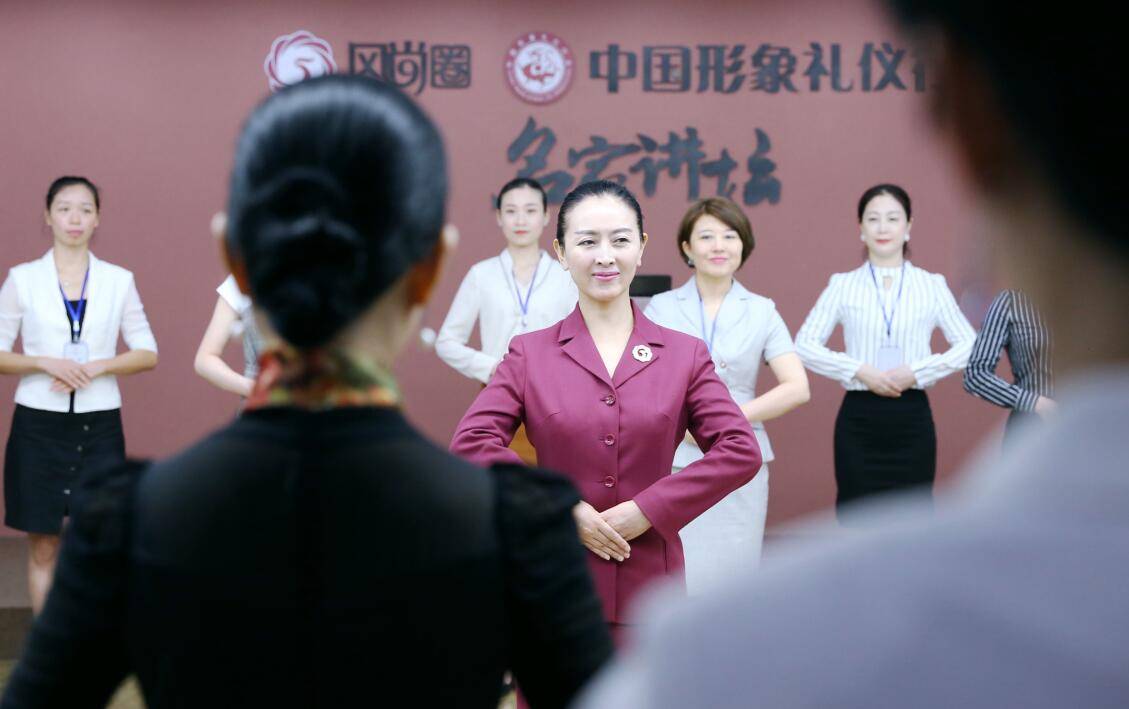 
北京的礼仪培训师 1月22日礼仪培训班马上开课咯：太阳成官网(图5)